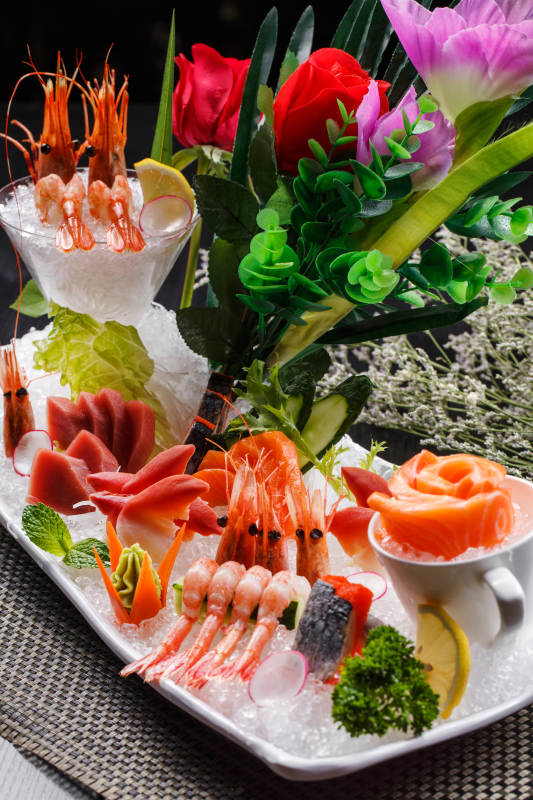奢华丰盛的豪华刺身拼盘摆放在餐垫上图片