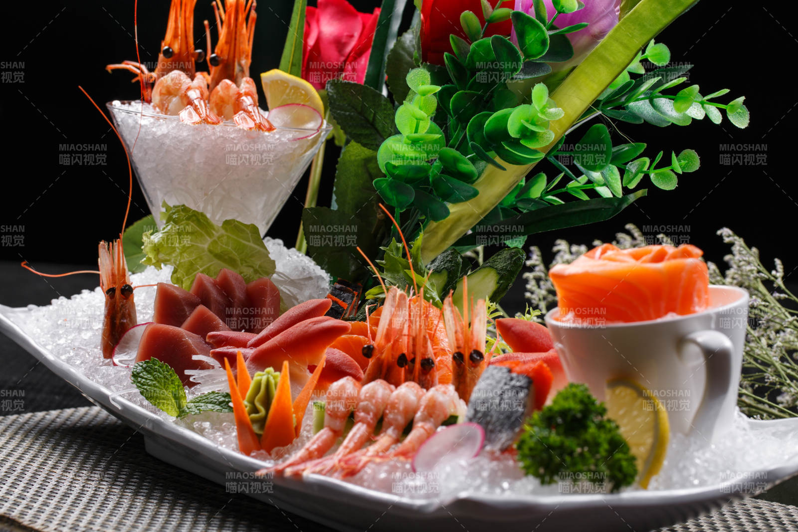 奢华丰盛的豪华刺身拼盘摆放在餐垫上图片