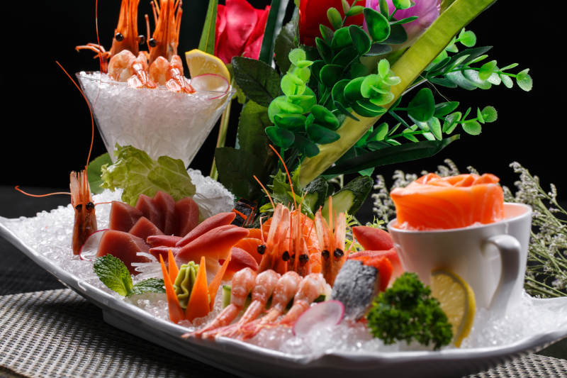 奢华丰盛的豪华刺身拼盘摆放在餐垫上图片
