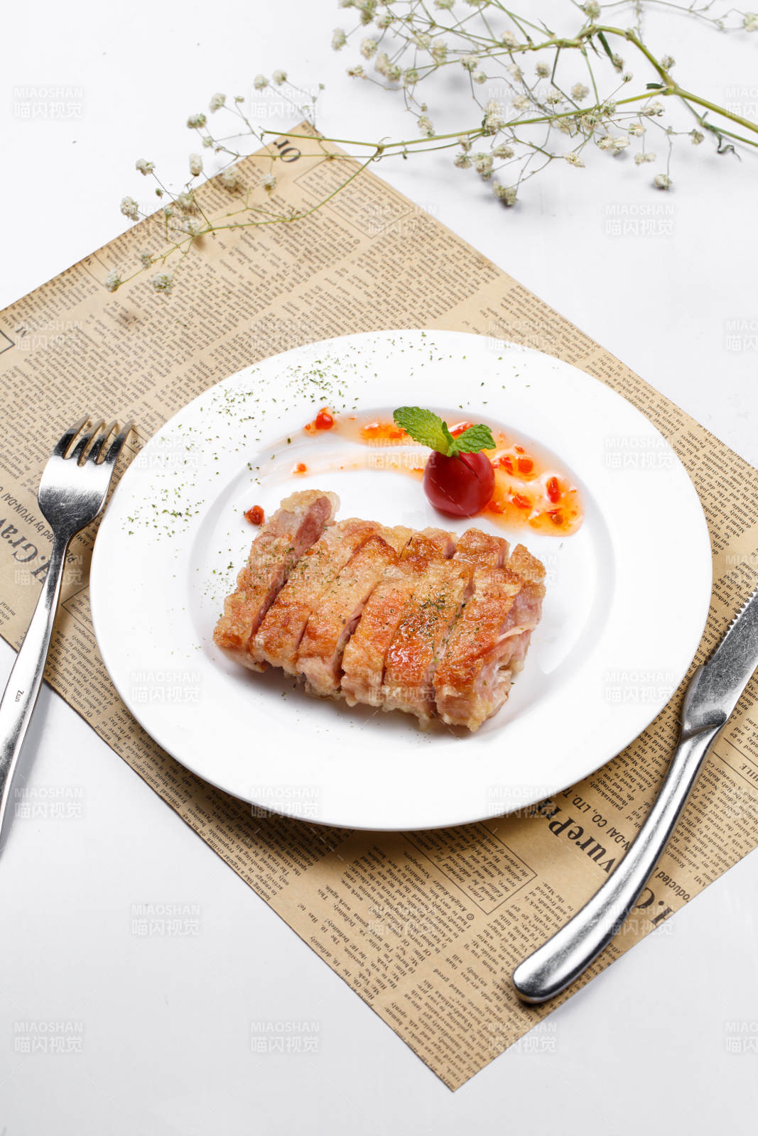 脆皮铁板鸡排摆放在英文包装纸上图片