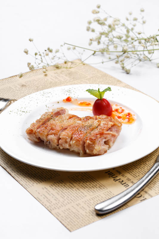 脆皮铁板鸡排摆放在英文包装纸上图片