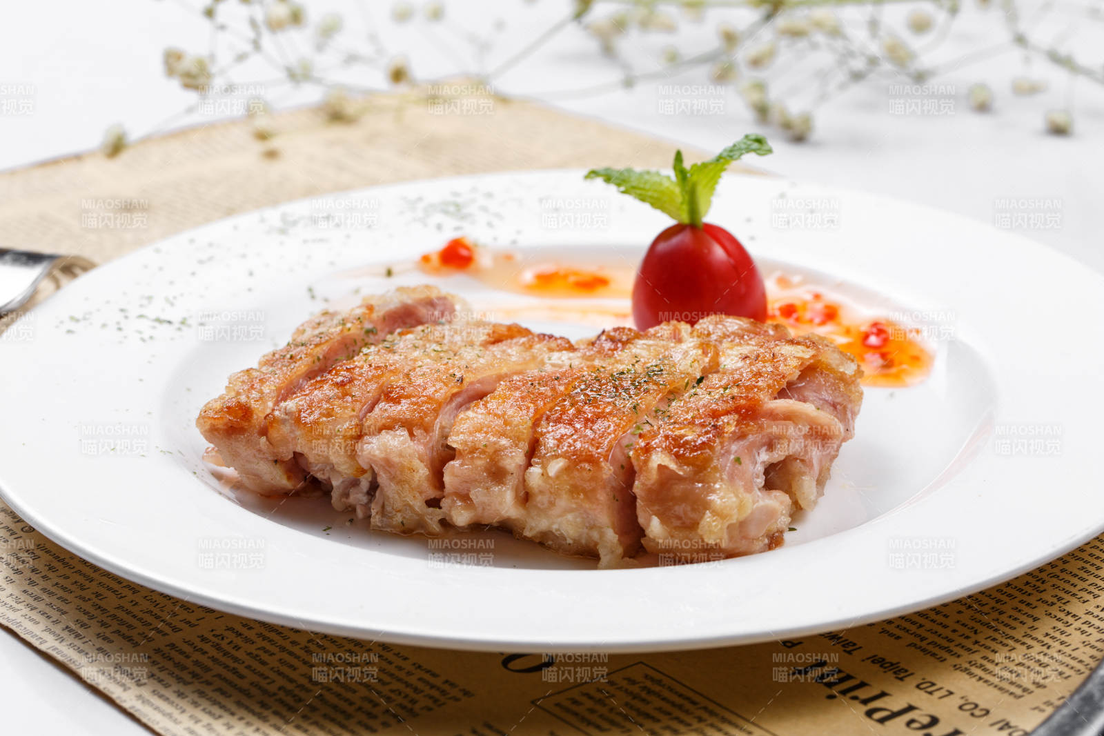 脆皮铁板鸡排摆放在英文包装纸上图片