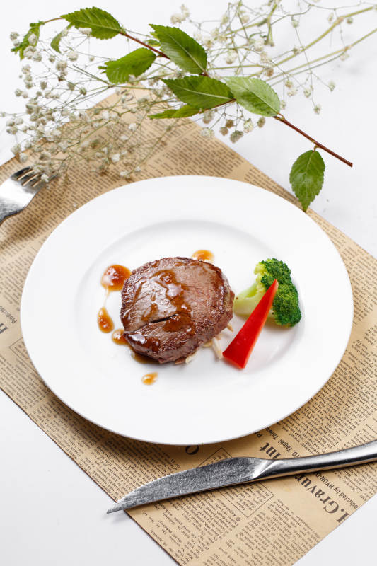 法式煎菲力牛排摆放在英文包装纸上图片