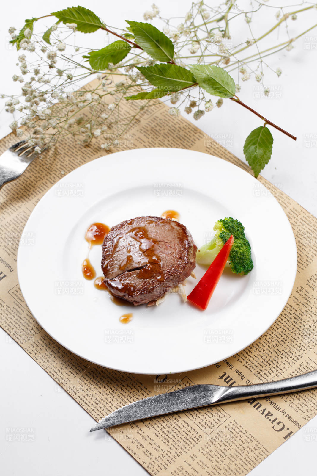 法式煎菲力牛排摆放在英文包装纸上图片