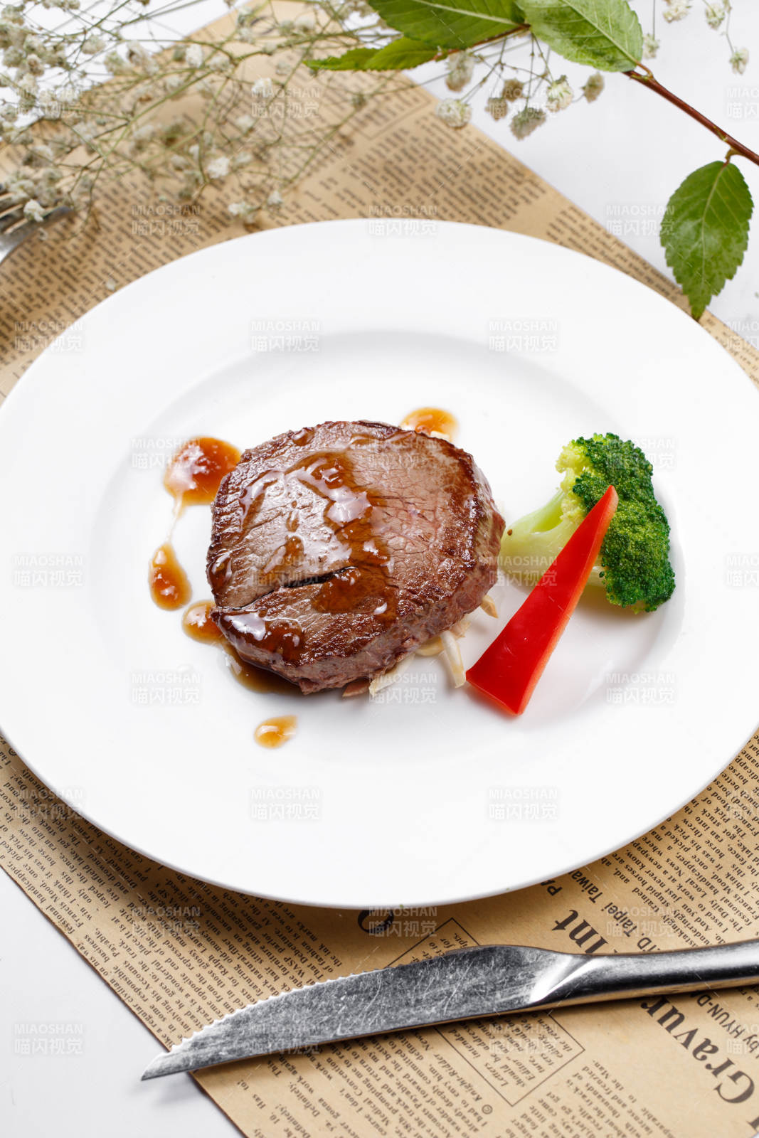 法式煎菲力牛排摆放在英文包装纸上图片