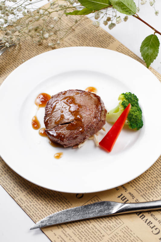 法式煎菲力牛排摆放在英文包装纸上图片