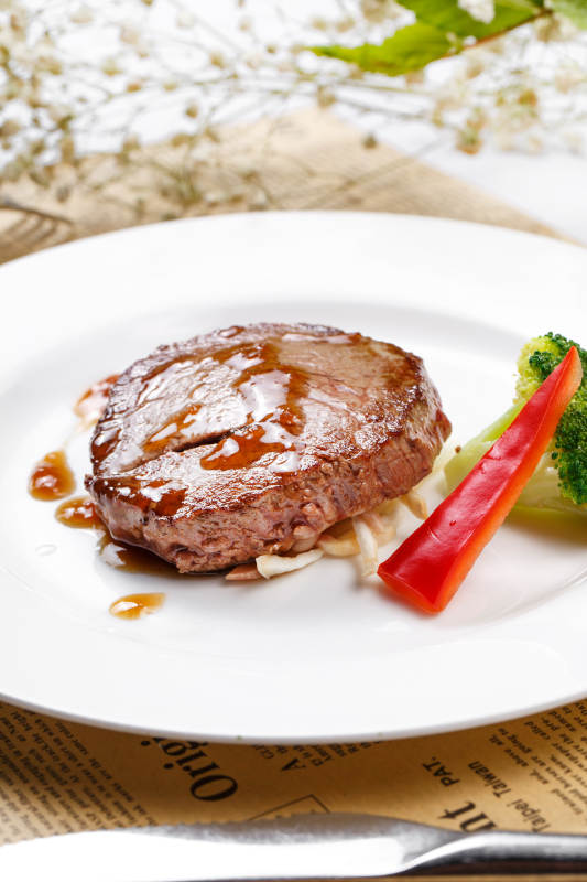 法式煎菲力牛排摆放在英文包装纸上图片