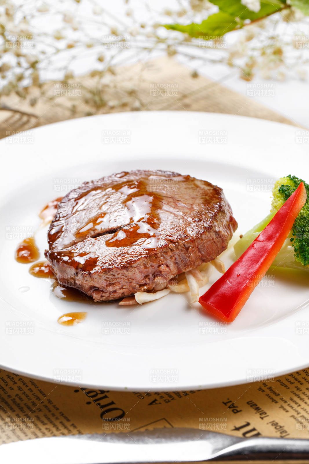 法式煎菲力牛排摆放在英文包装纸上图片