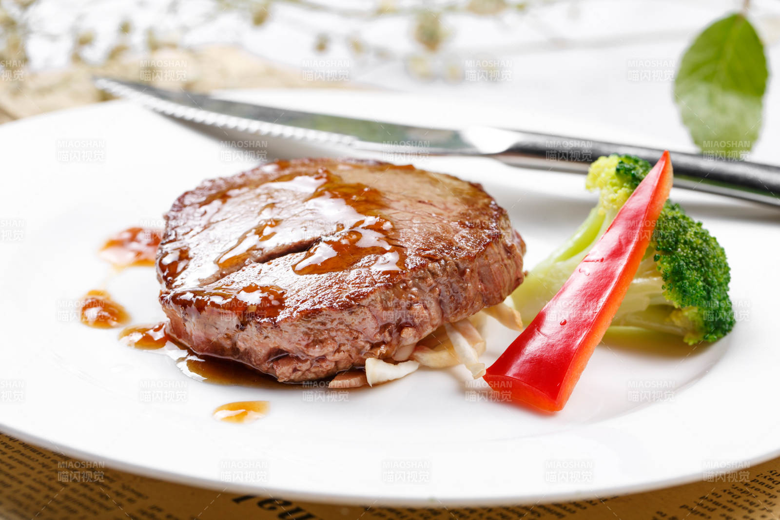 法式煎菲力牛排摆放在英文包装纸上图片