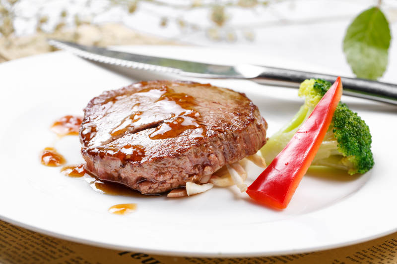 法式煎菲力牛排摆放在英文包装纸上图片