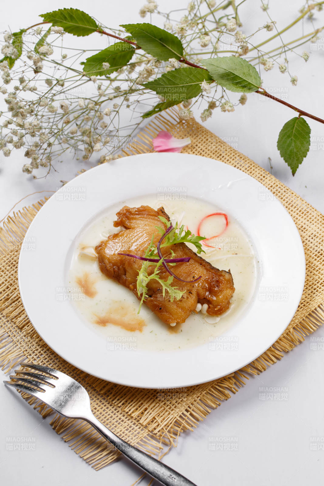 铁板照烧汁煎银鳕鱼摆放在草垫上图片