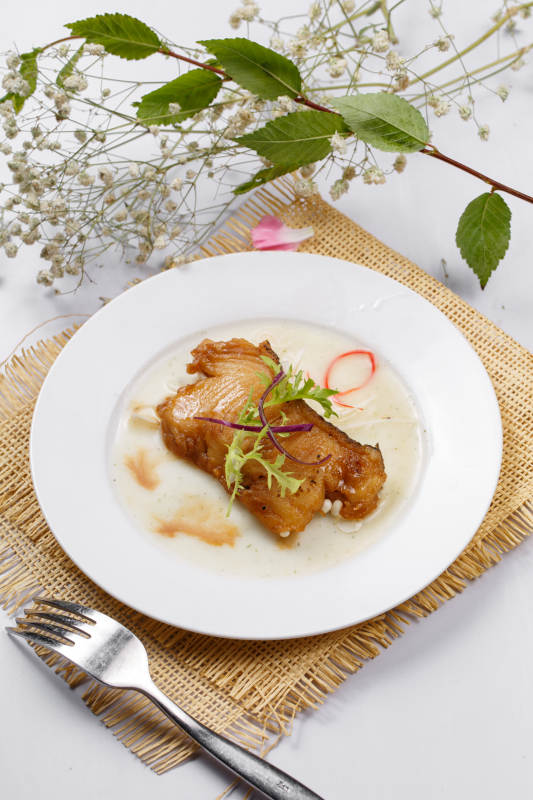 铁板照烧汁煎银鳕鱼摆放在草垫上图片