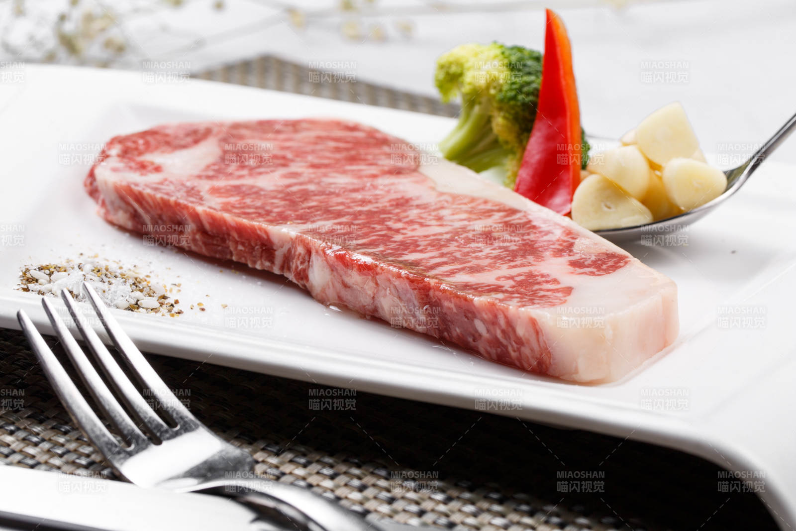 顶级A5A3级雪花牛排摆放在餐垫上图片