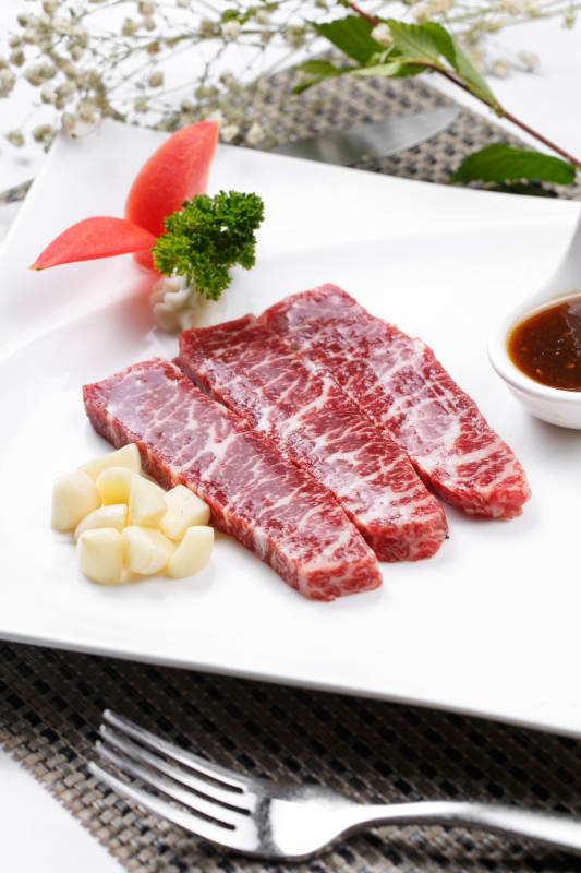 澳洲雪花小牛排摆放在餐垫上图片