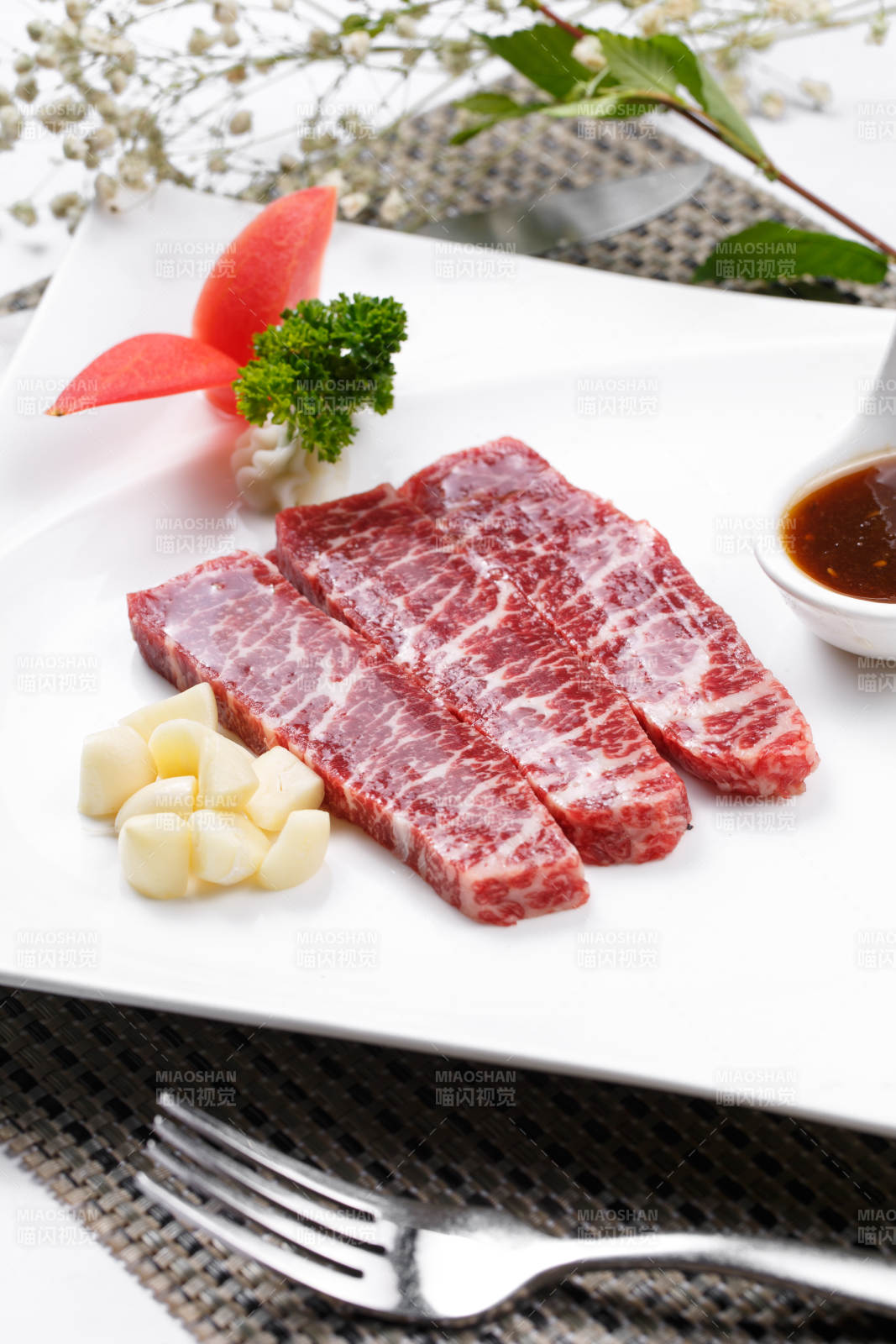 澳洲雪花小牛排摆放在餐垫上图片