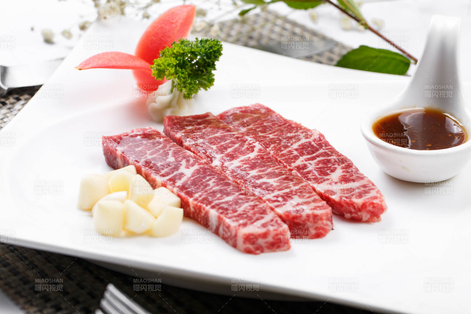 澳洲雪花小牛排摆放在餐垫上图片