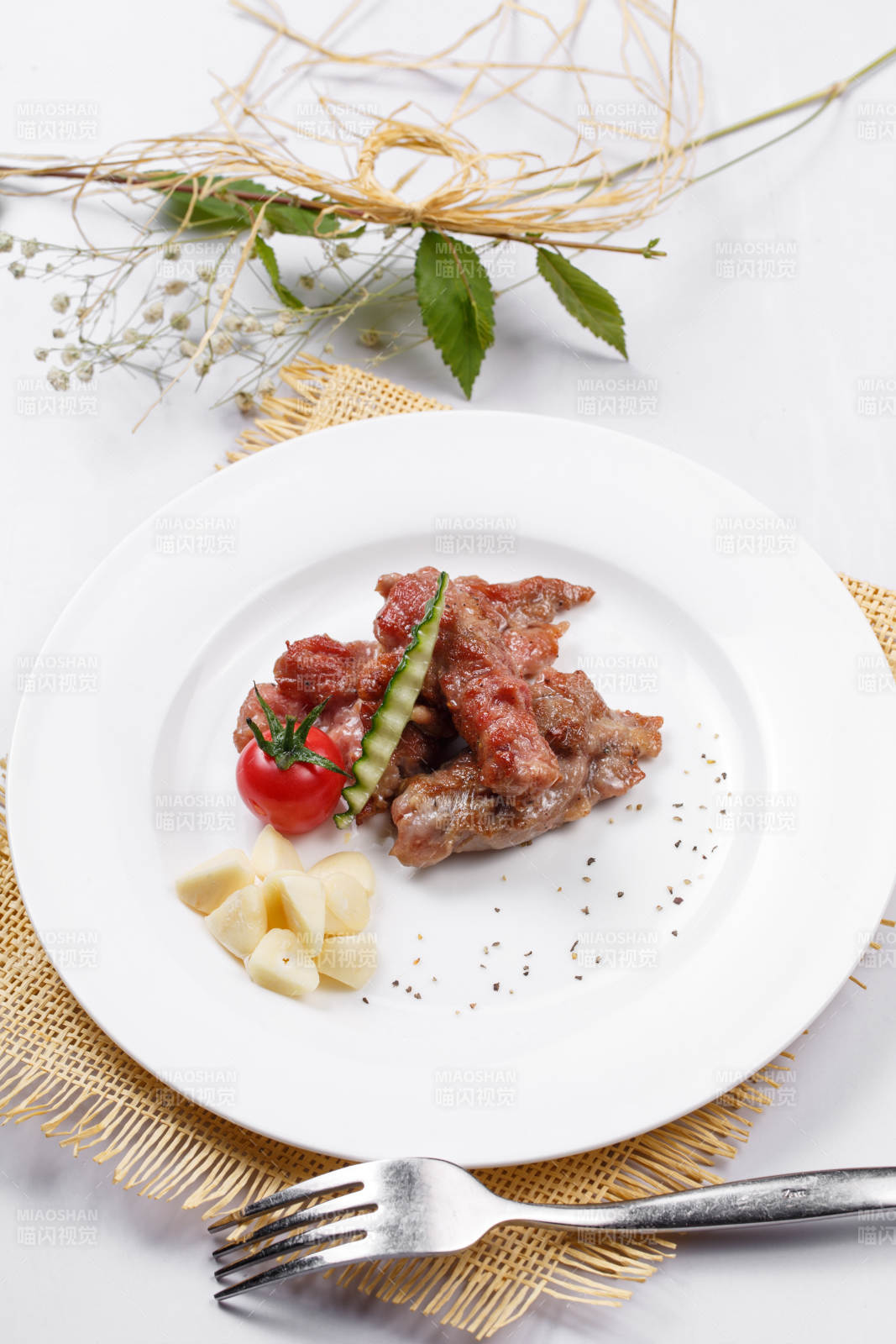 铁板澳洲腹肉牛排摆放在草垫上图片