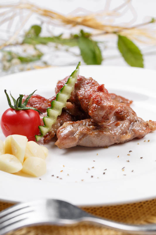 铁板澳洲腹肉牛排摆放在草垫上图片