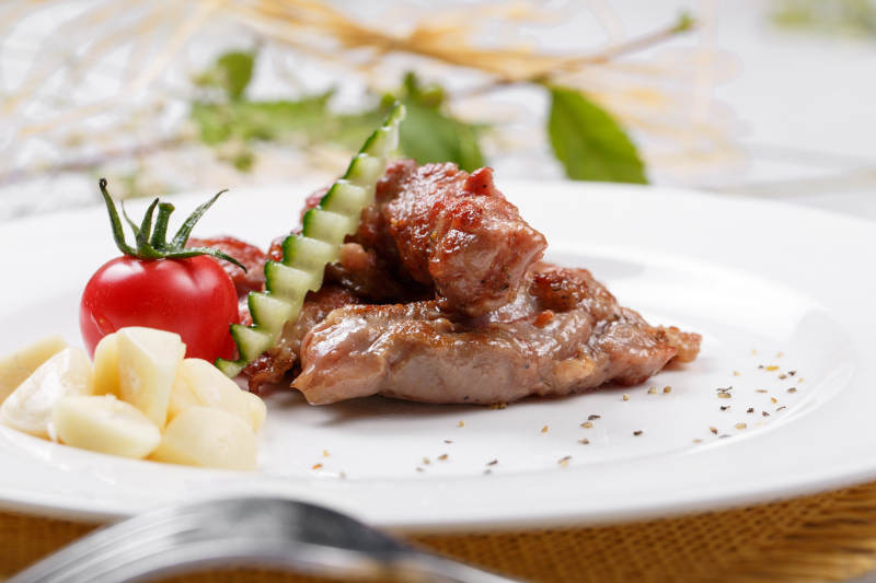 铁板澳洲腹肉牛排摆放在草垫上图片