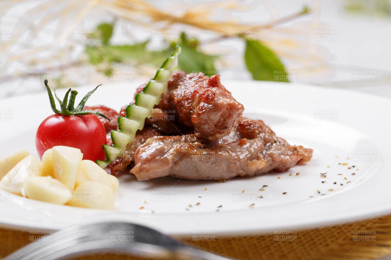 铁板澳洲腹肉牛排摆放在草垫上图片