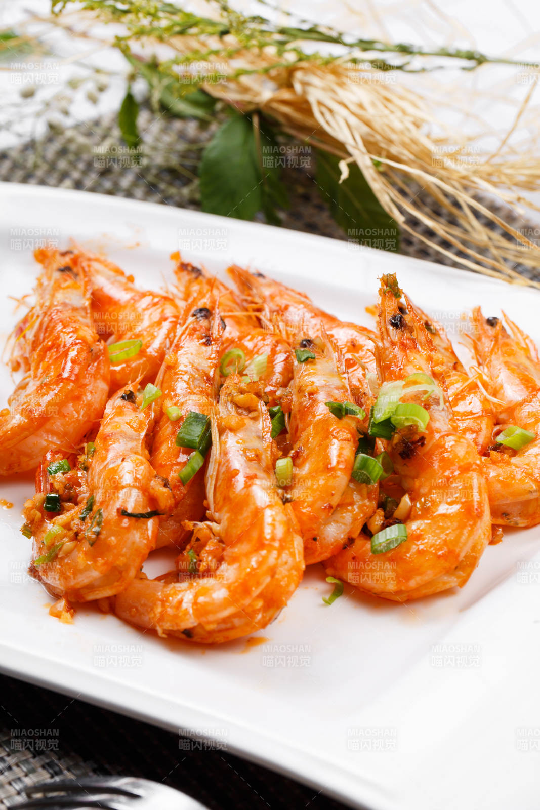 铁板开背南美虾摆放在餐垫上图片