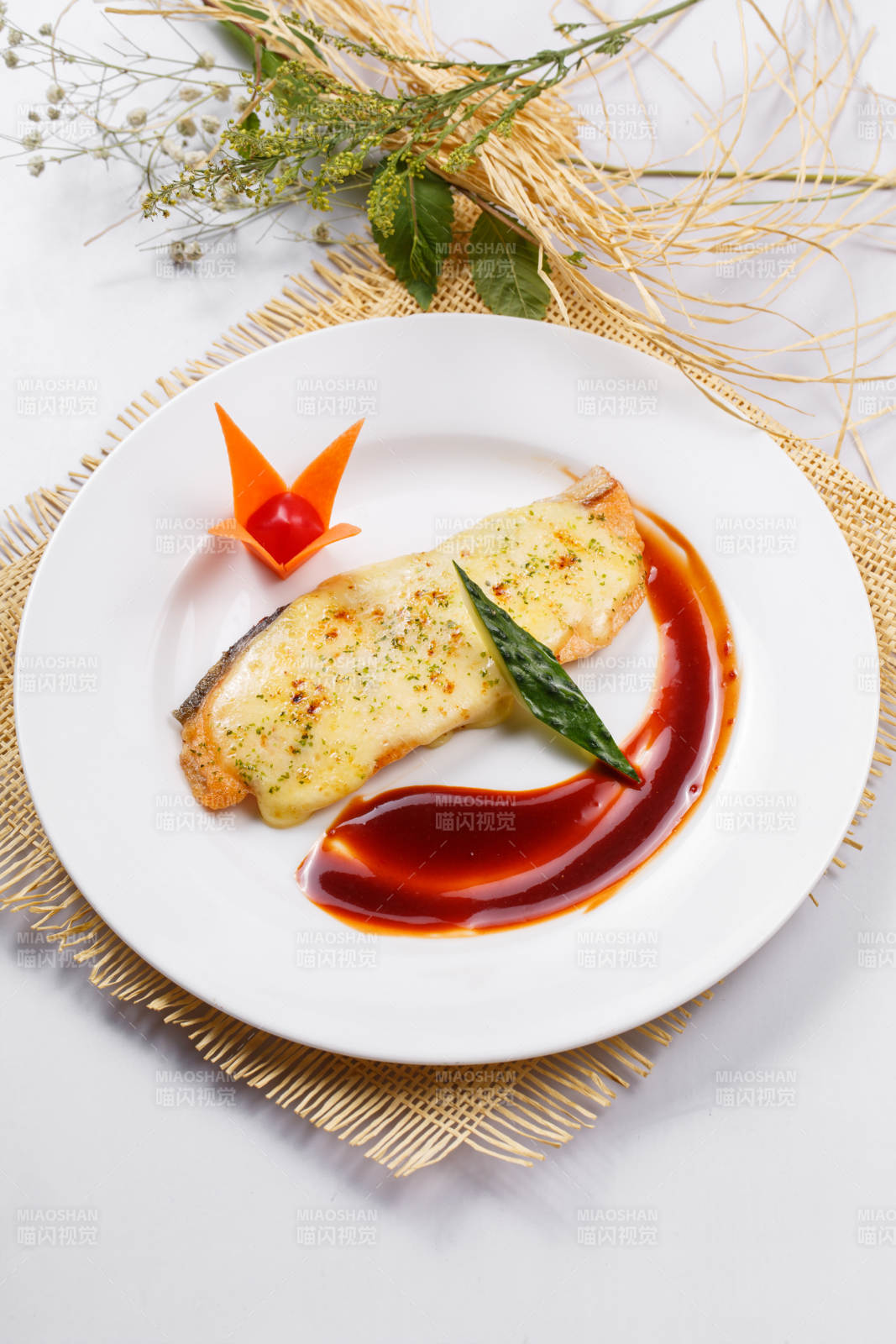 芝士焗挪威三文鱼佐红酒酱摆放在草垫上图片