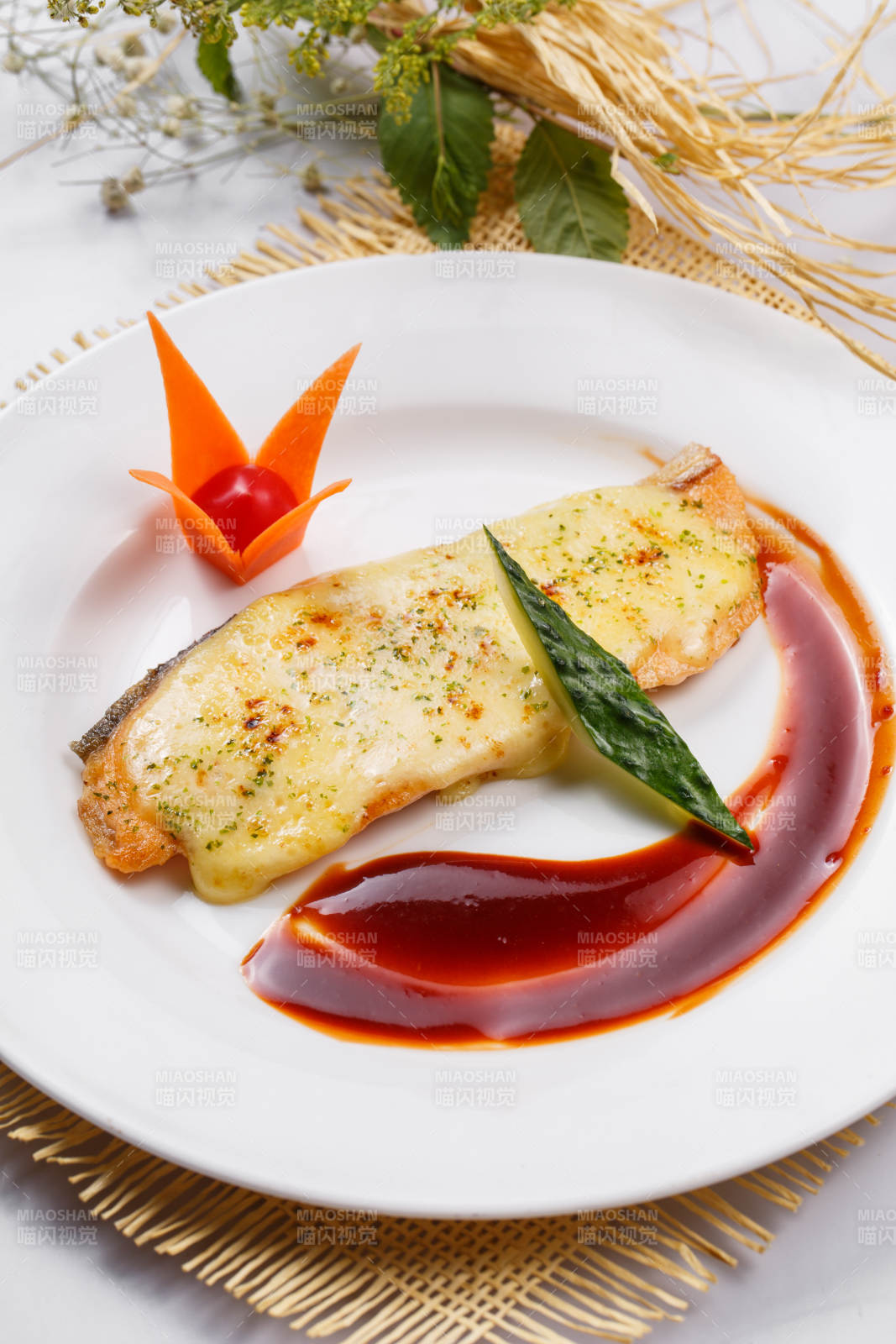 芝士焗挪威三文鱼佐红酒酱摆放在草垫上图片