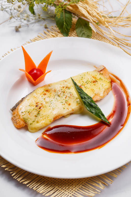 芝士焗挪威三文鱼佐红酒酱摆放在草垫上图片