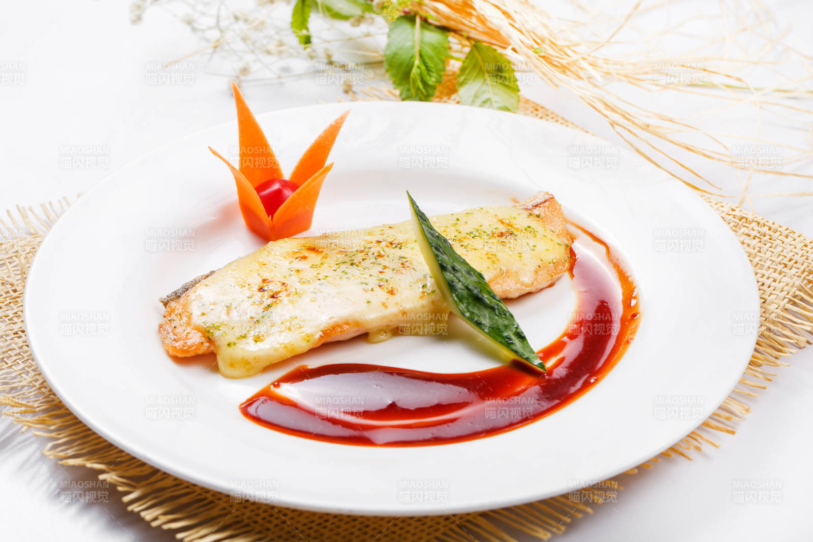 芝士焗挪威三文鱼佐红酒酱摆放在草垫上图片