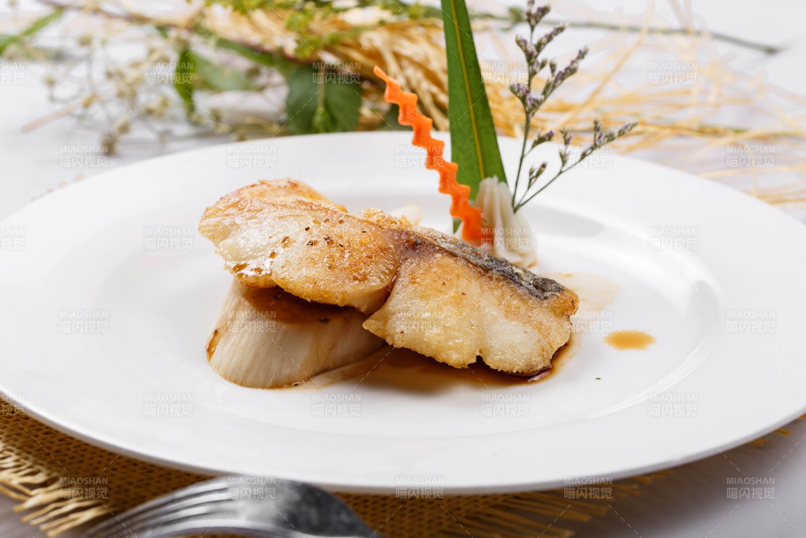 白色圆盘装的俄罗斯深海龙鳕鱼摆放在草垫上图片