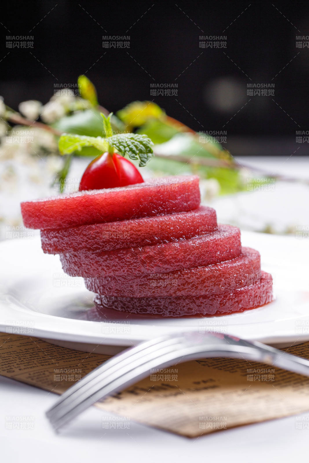 红酒雪梨塔摆放在英文包装纸上图片