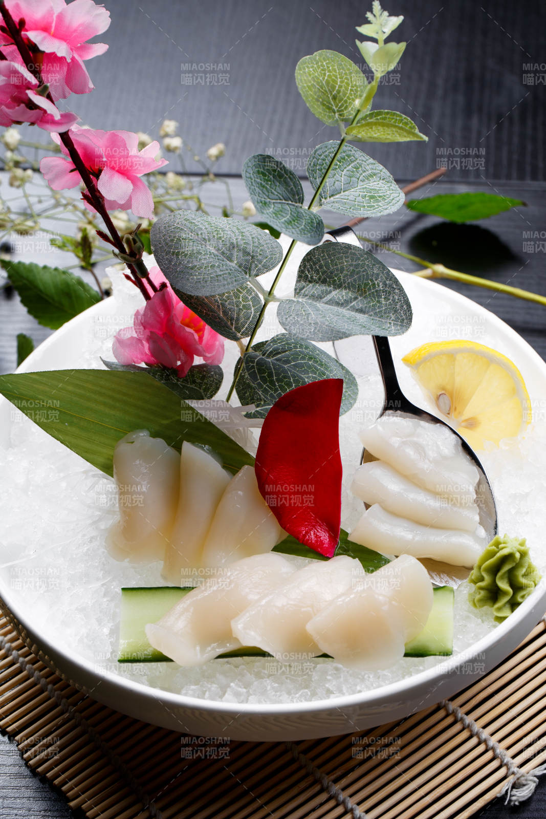 鲜带子刺身摆放在寿司帘上图片