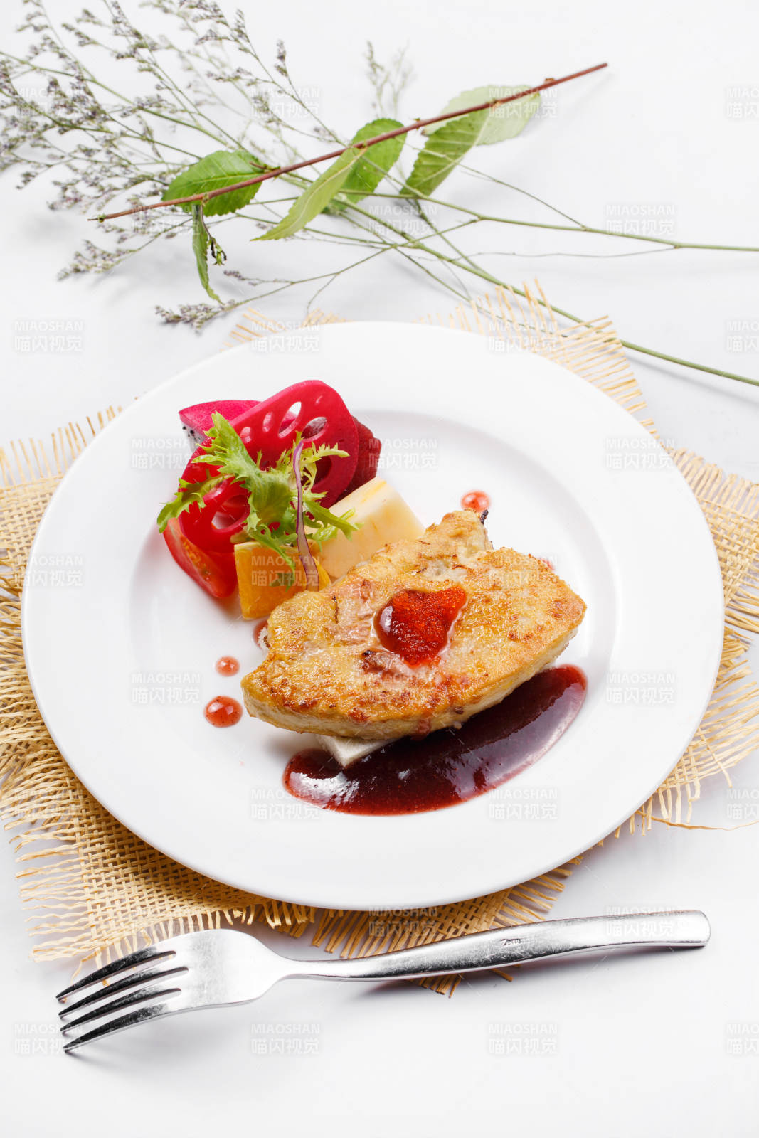 法国朗德鹅肝佐红酒酱摆放在草垫上图片