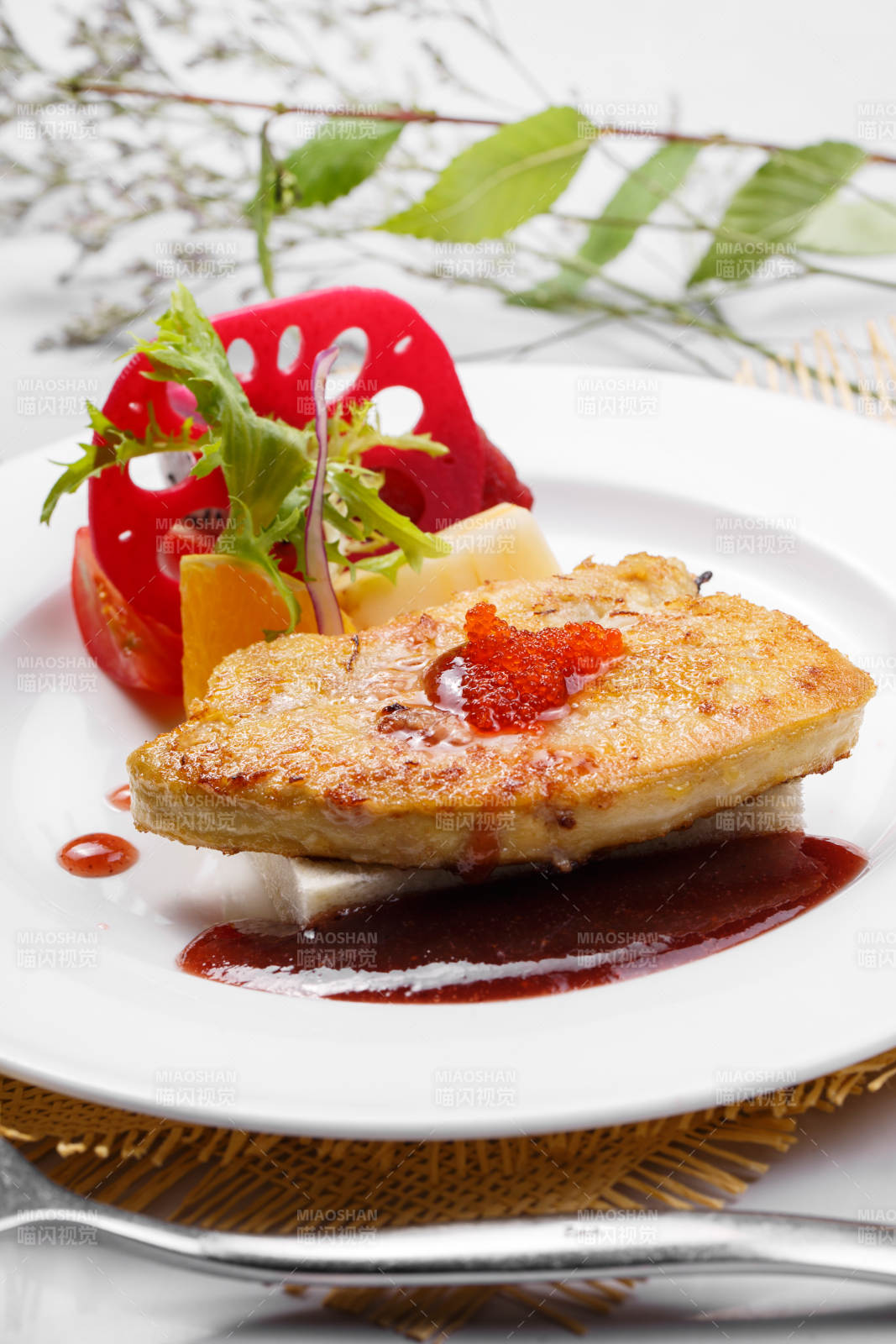 法国朗德鹅肝佐红酒酱摆放在草垫上图片