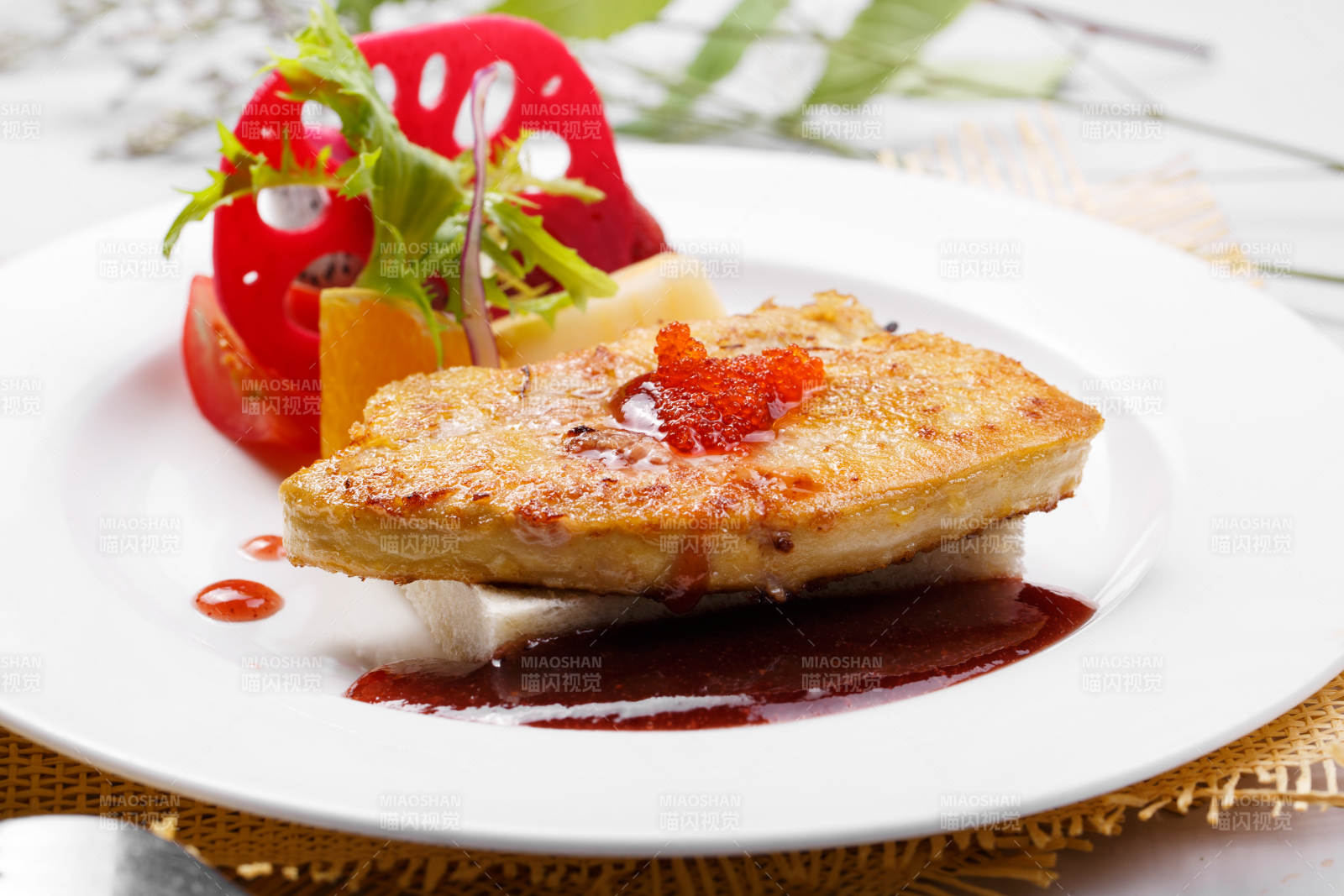 法国朗德鹅肝佐红酒酱摆放在草垫上图片