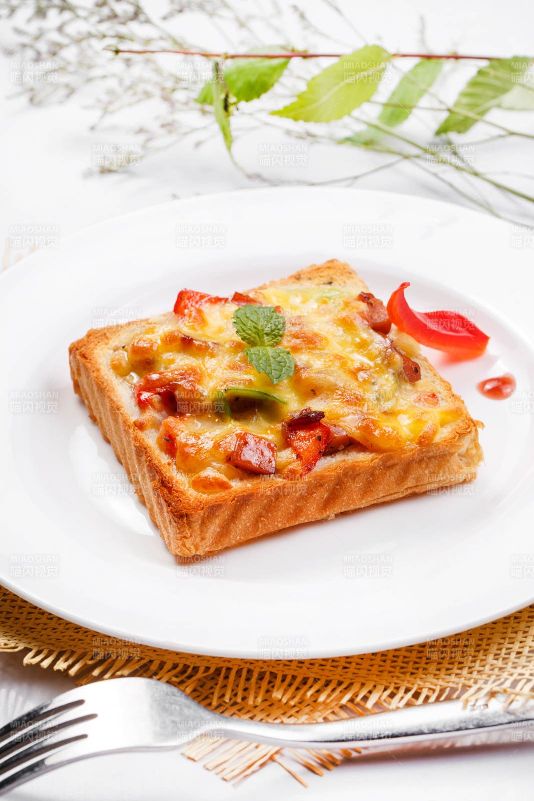 白色圆盘装现烤海鲜牛肉小披萨摆放在草垫上图片