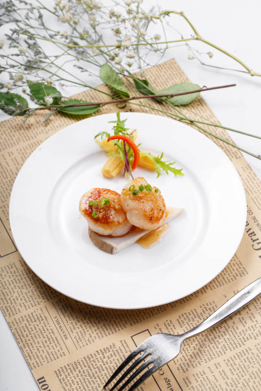 大带子瑶柱摆放在英文包装纸上图片