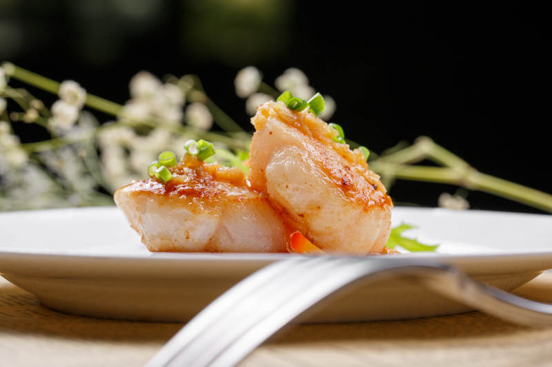 大带子瑶柱摆放在英文包装纸上图片