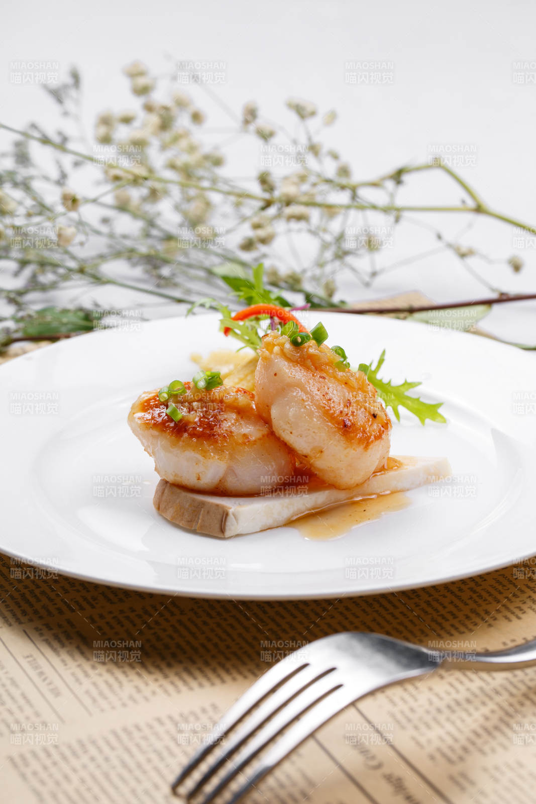 大带子瑶柱摆放在英文包装纸上图片