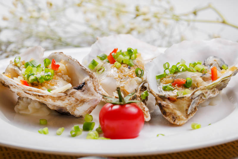 蒜蓉铁板滋补生蚝摆放在英文包装纸上图片