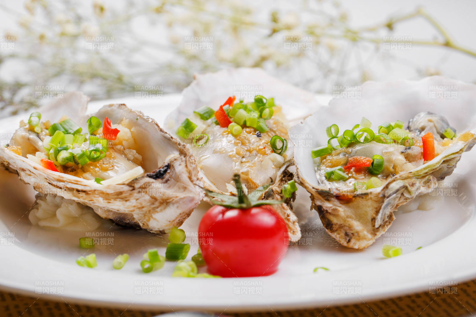 蒜蓉铁板滋补生蚝摆放在英文包装纸上图片