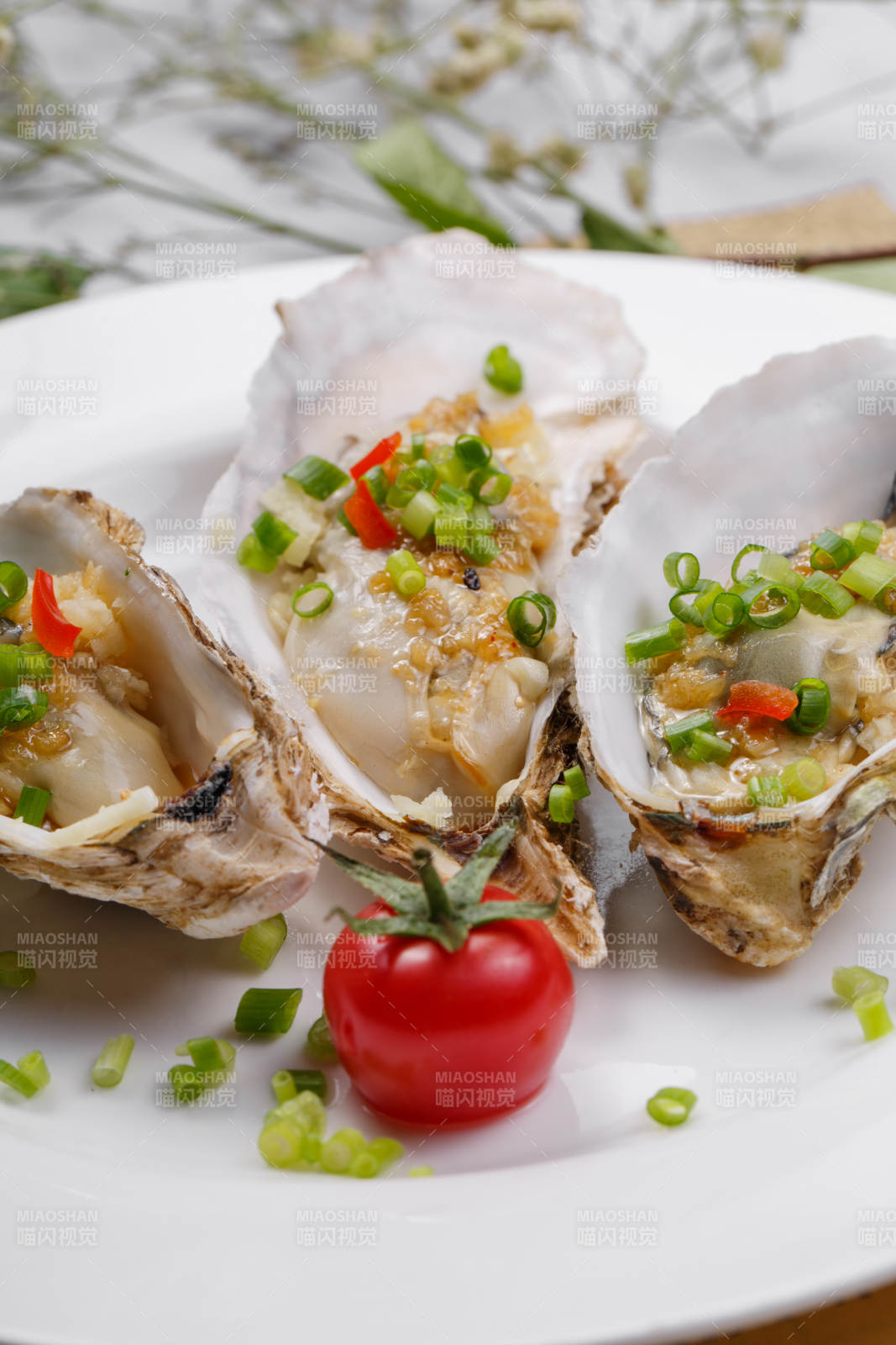 蒜蓉铁板滋补生蚝摆放在英文包装纸上图片