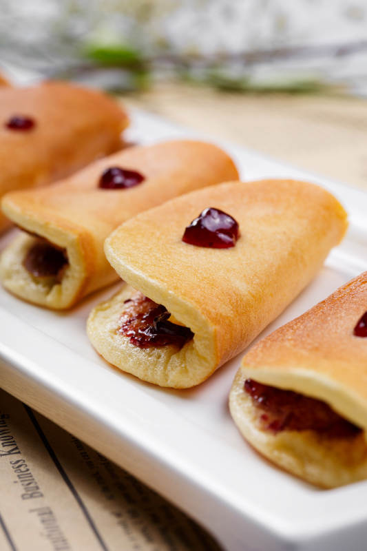 蓝莓夹心派摆放在英文包装纸上图片