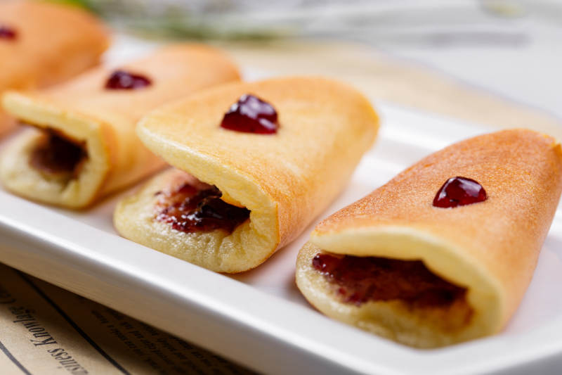 蓝莓夹心派摆放在英文包装纸上图片