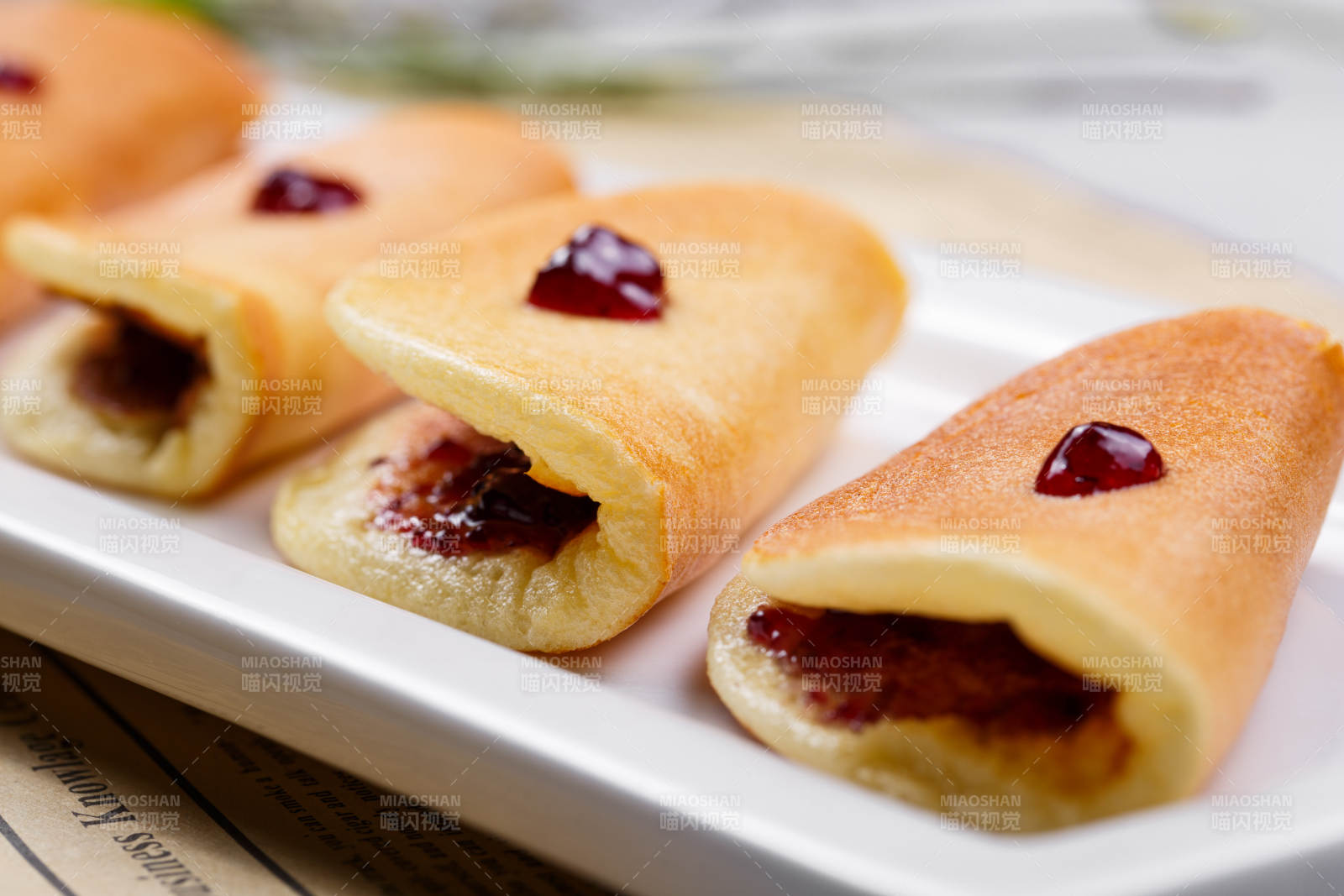 蓝莓夹心派摆放在英文包装纸上图片