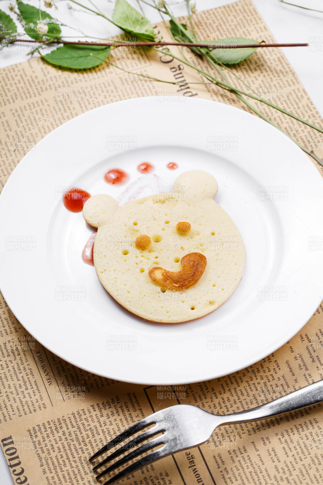 蓝莓酱小熊饼摆放在英文包装纸上图片