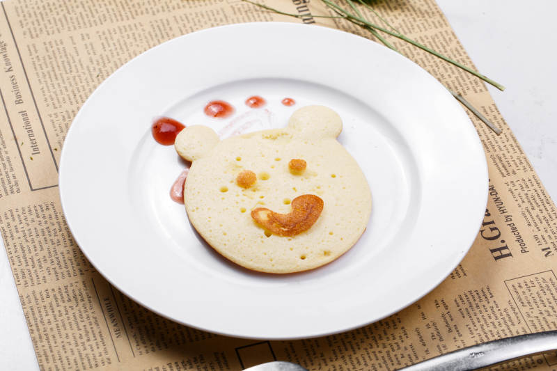 蓝莓酱小熊饼摆放在英文包装纸上图片