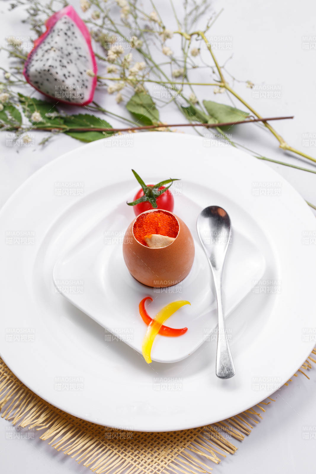 铁板蟹子蒸蛋摆放在白色背景上图片