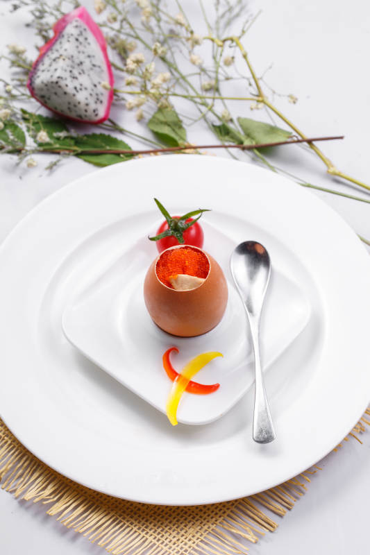 铁板蟹子蒸蛋摆放在白色背景上图片