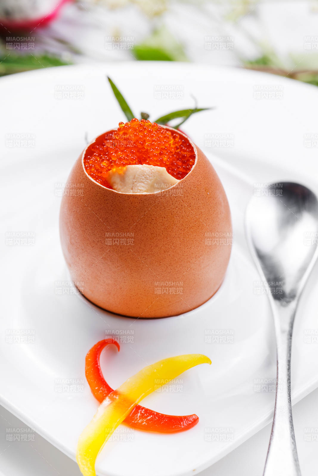 铁板蟹子蒸蛋摆放在白色背景上图片